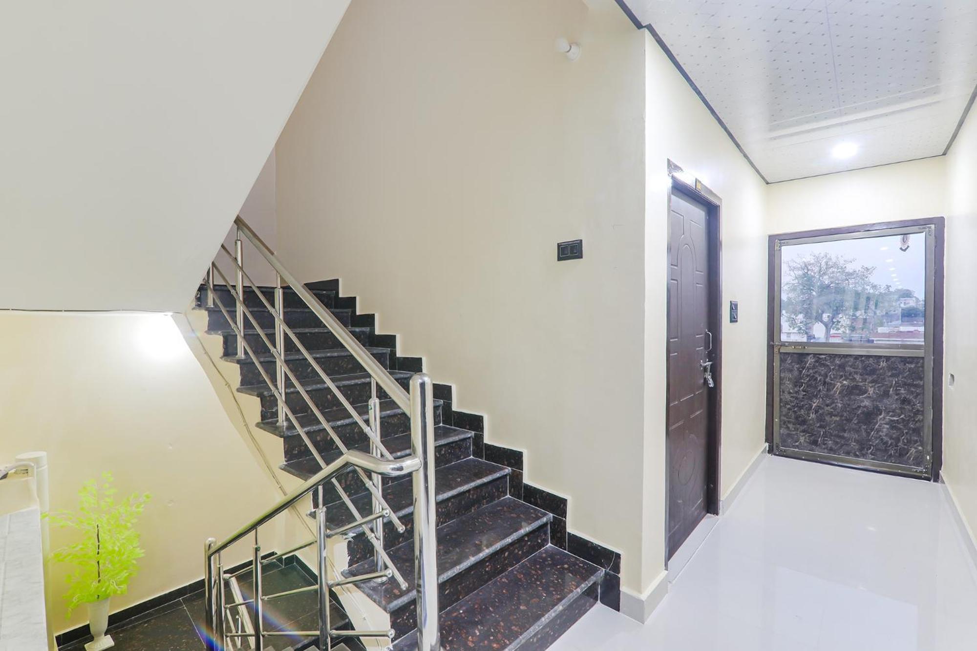 Fabexpress Awadh Inn - 400M From Shri Ram Janam Bhumi Ayodhya Kültér fotó
